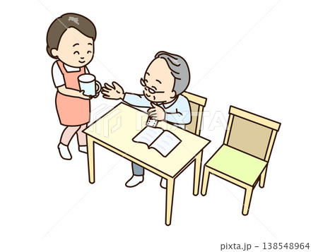 本を読んでいたシニアが薬を飲もうとしている。水を準備する女性 本を読んでいたシニアが薬を飲もうとしている。水を準備する女性 138548964