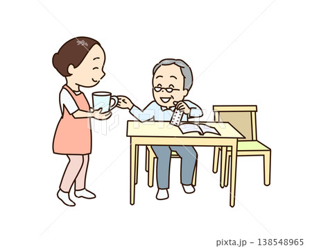 本を読んでいたシニアが薬を飲もうとしている。水を準備する女性 本を読んでいたシニアが薬を飲もうとしている。水を準備する女性 138548965