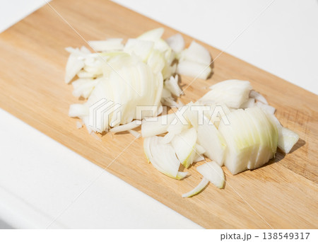 薄切りの玉ねぎ 薄切りの玉ねぎ 138549317