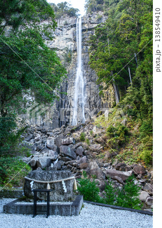 夕刻の那智の滝　飛龍神社　和歌山県 138549410