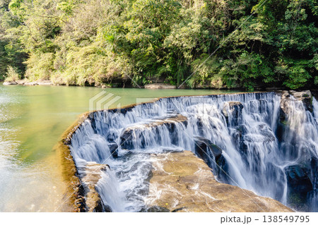 台湾・十分の滝の迫力ある大瀑布の風景 台湾・十分の滝の迫力ある大瀑布の風景 138549795