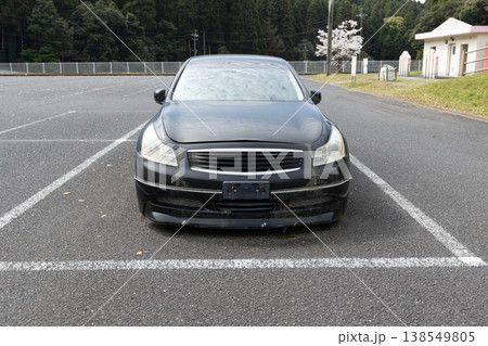 公園駐車場に放置された廃車　ナンバープレートなし・朽ちた車両と環境問題 138549805