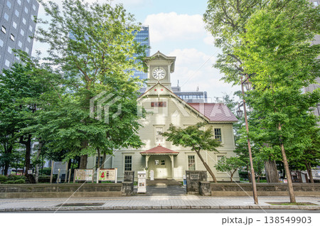 北海道札幌市 札幌市のシンボルで人気の観光名所 札幌市時計(旧札幌農学校演武場) 北海道札幌市 札幌市のシンボルで人気の観光名所 札幌市時計(旧札幌農学校演武場) 138549903