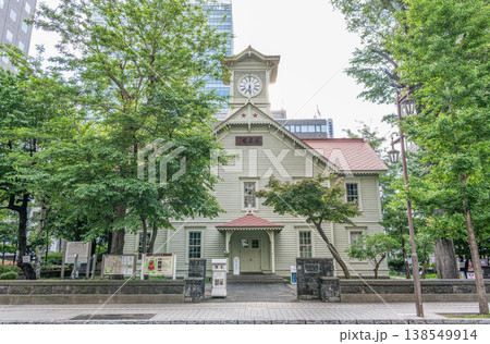 北海道札幌市 札幌市のシンボルで人気の観光名所 札幌市時計(旧札幌農学校演武場) 北海道札幌市 札幌市のシンボルで人気の観光名所 札幌市時計(旧札幌農学校演武場) 138549914