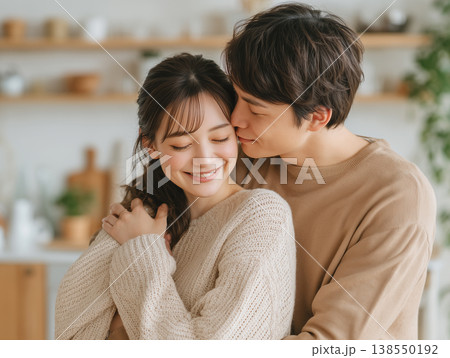 優しく寄り添う男女の幸福感あふれるシーン 138550192