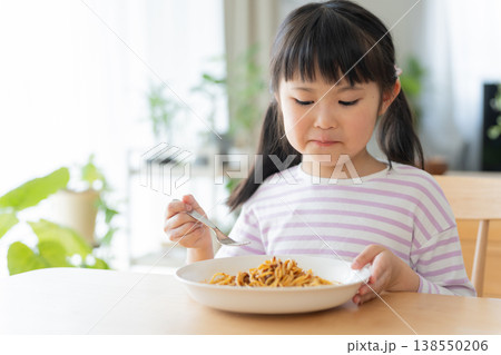 食事する子供 138550206
