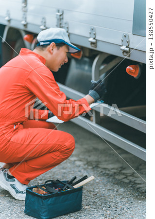 トラック整備士 138550427