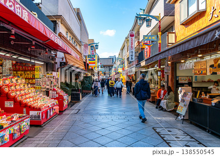 【神奈川県】たくさんのお店が並ぶ川崎大師へ続く仲見世通り 【神奈川県】たくさんのお店が並ぶ川崎大師へ続く仲見世通り 138550545