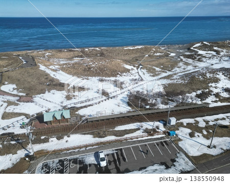 北海道小清水町の冬の原生花園駅のホームの空撮 138550948