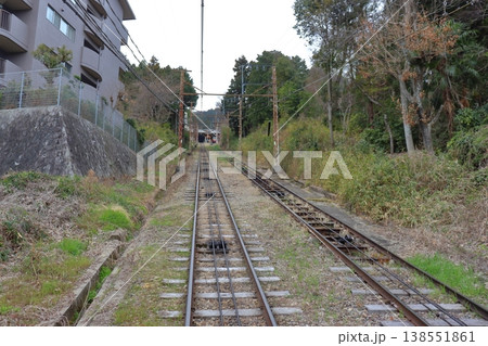 生駒ケーブル鋼索線で見上げる宝山寺駅方面の景色(奈良県生駒市) 生駒ケーブル鋼索線で見上げる宝山寺駅方面の景色(奈良県生駒市) 138551861
