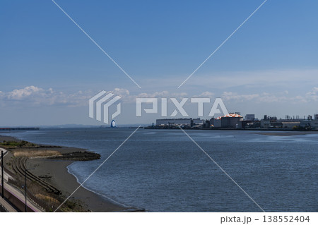 都県境を流れる多摩川の河口の風景 138552404