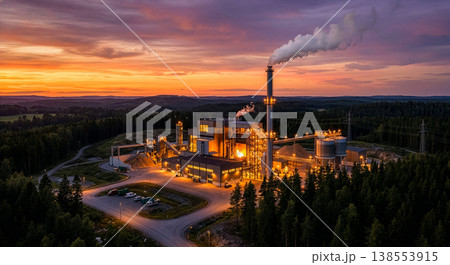 夕焼け空に輝くバイオマス発電所と森林 再生可能エネルギーと脱炭素社会のイメージ 138553915