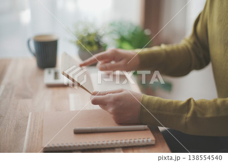 通帳を持つ女性の手元 通帳を持つ女性の手元 138554540
