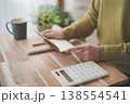 通帳を持つ女性の手元 138554541