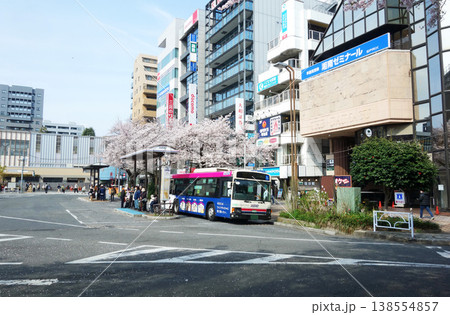 JR中央線の国立駅南口20226（東京都国立市） 138554857