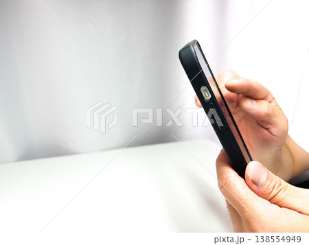スマホを操作するミドル男性の手元 スマホを操作するミドル男性の手元 138554949