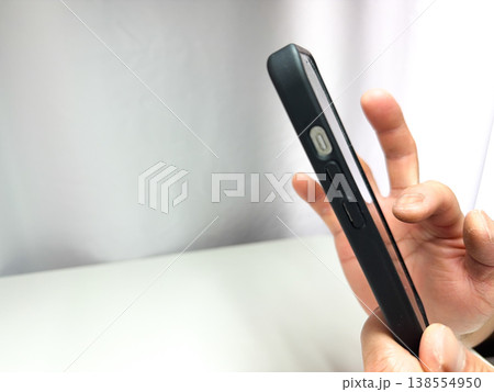 スマホを操作する手元 138554950