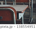 教室の机と椅子 138554951