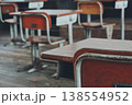 教室の机と椅子 138554952
