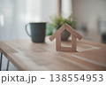 木製の住宅とテーブル 138554953