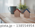 木製の住宅とテーブル 138554954