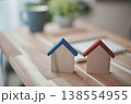 木製の住宅とテーブル 138554955