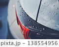 水で濡れた車のクローズアップ 138554956