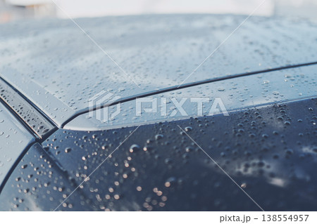 水で濡れた車のクローズアップ 水で濡れた車のクローズアップ 138554957