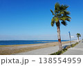 青空と海とヤシの木 138554959