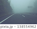 霧で前が見えにくい道路 138554962
