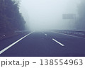 霧で前が見えにくい道路 138554963