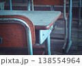 教室の机と椅子 138554964