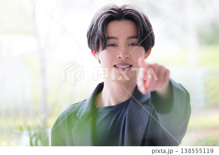 未来の方向を指し示す、正面を何度かタップする指を差す若手ビジネスマンの決断と戦略のイメージカメラ目線 未来の方向を指し示す、正面を何度かタップする指を差す若手ビジネスマンの決断と戦略のイメージカメラ目線 138555119