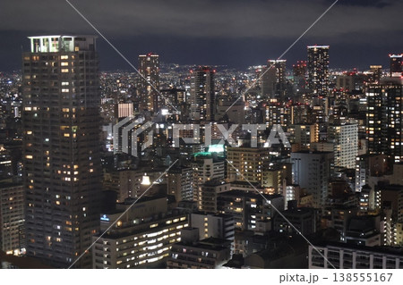 ネオンの光る都会のビル群の街並みの夜景の風景 138555167