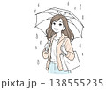 傘を持つ笑顔の女性 138555235