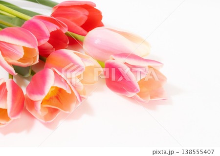 ピンクのチューリップの花束 138555407