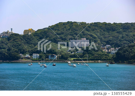 下田港に浮かぶたくさんの小舟と、緑豊かな伊豆半島の山々 下田港に浮かぶたくさんの小舟と、緑豊かな伊豆半島の山々 138555429