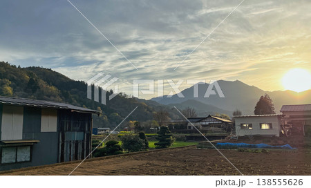山に沈む夕日 山に沈む夕日 138555626
