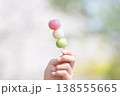 三色団子を持つ手 花より団子のイメージ 138555665