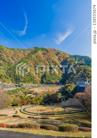 川根本町の長島ダム周辺の紅葉の風景(静岡県) 川根本町の長島ダム周辺の紅葉の風景(静岡県) 138555674
