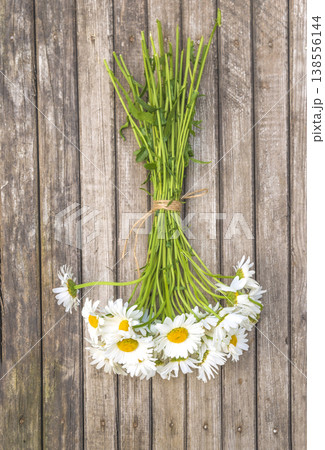 Bouquet of white daisy (marguerite) flowers on a old rustic wooden background 138556144