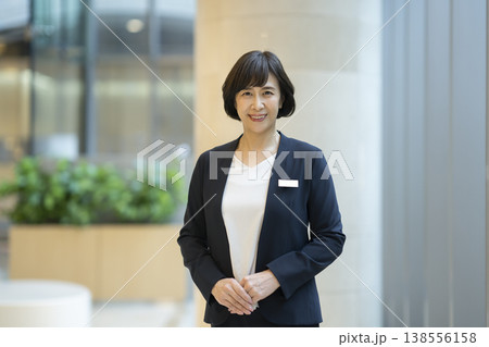 カメラ目線で微笑む60代のビジネスウーマン ポートレート 138556158