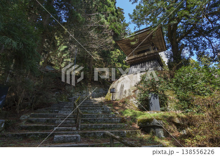 東堂山（とうどうさん）鐘楼 138556226