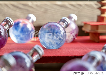 赤い布に映えるガラスボトル 138556494