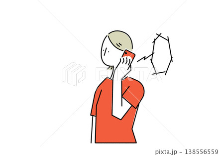 スマホで通話している女性 138556559