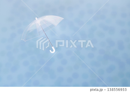 雨の日のビニール傘 雨の日のビニール傘 138556933