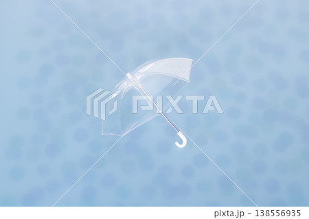 雨の日のビニール傘 138556935