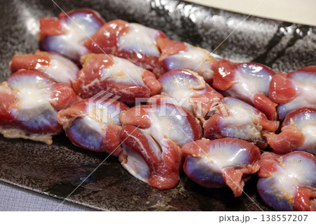 黒皿の上に並べられた新鮮な砂肝 黒皿の上に並べられた新鮮な砂肝 138557207