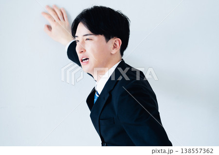 落ち込む若いビジネスマン 落ち込む若いビジネスマン 138557362