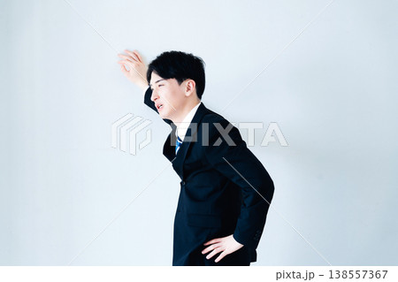 落ち込む若いビジネスマン 138557367